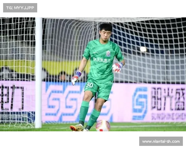 守门员扑点球时判断方向的五种实战技巧与策略分析